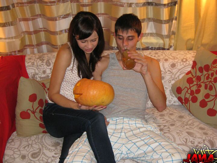 16P Jovem morena e seu namorado comemoram o Halloween com sexo no sofá