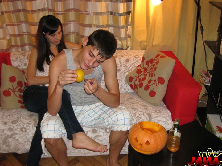 16P Jovem morena e seu namorado comemoram o Halloween com sexo no sofá
