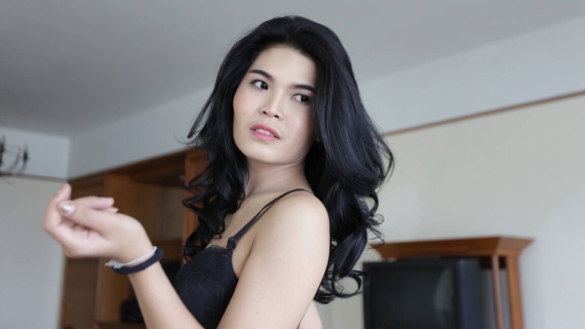 12P Ladyboy tailandês sexy e com tesão de 23 anos recebe tratamento facial de turista branco