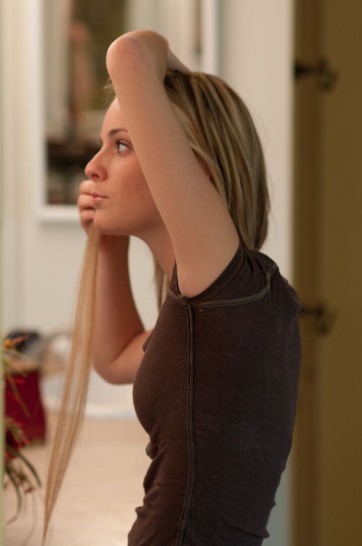16P Loira magra leva um brinquedo sexual para sua buceta sem pelos durante a ação solo