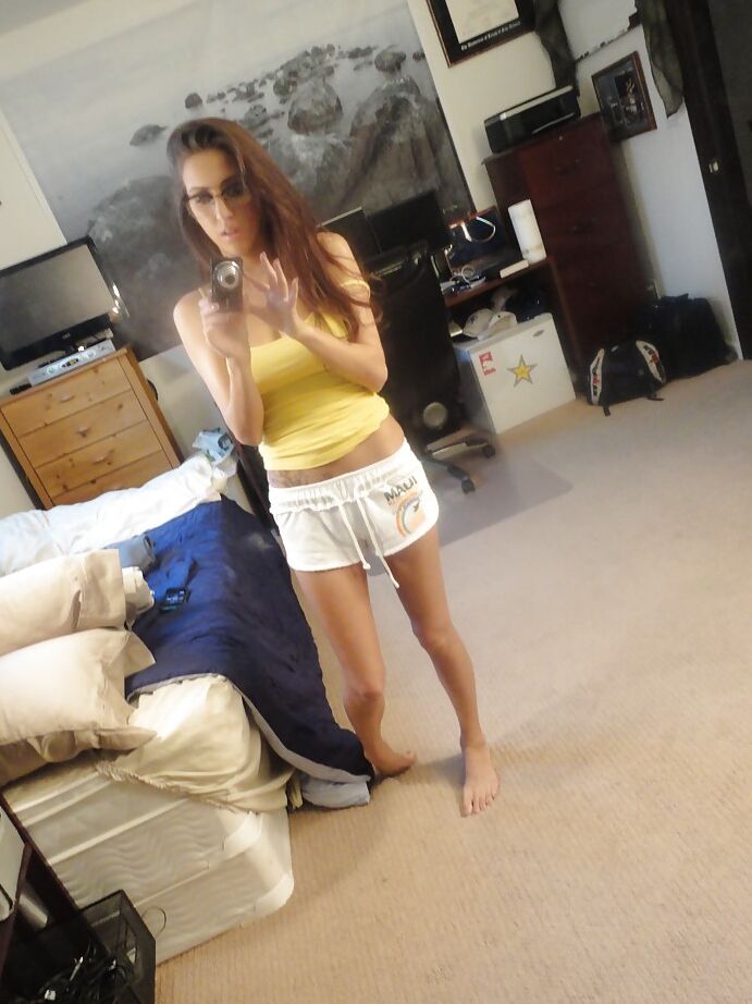16P La novia tetona April O'Neil hace fotos amateur desnuda