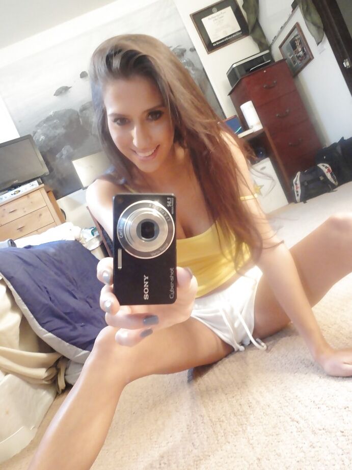 16P La novia tetona April O'Neil hace fotos amateur desnuda