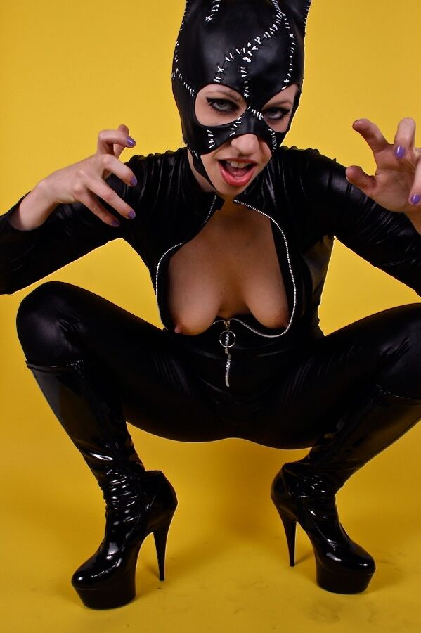 15P Die freche Katzenfrau Lynn Pops lässt ihre sexy Titten aus ihrem aufreizenden Latex-Outfit hervortreten