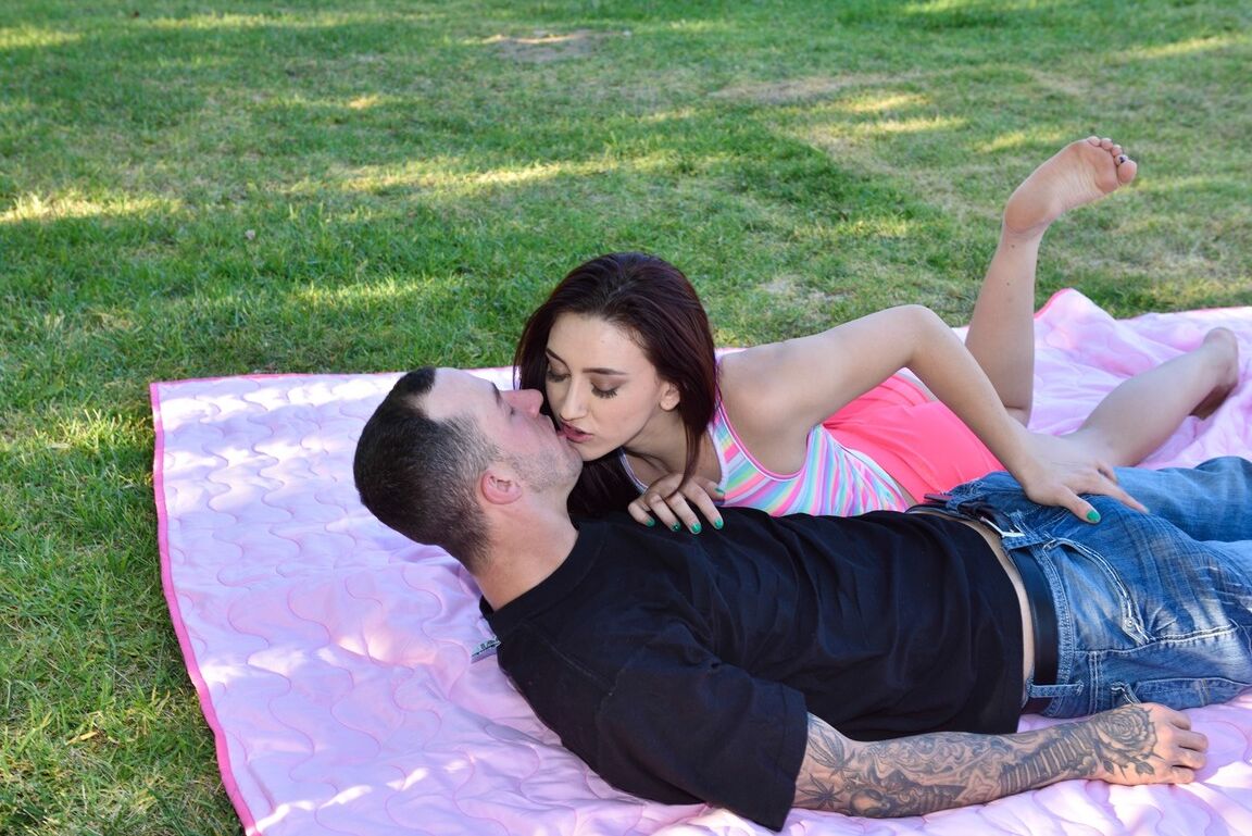21P La MILF Crissy Lyn y la adolescente Mandy Muse hacen una mamada de garganta profunda en el parque