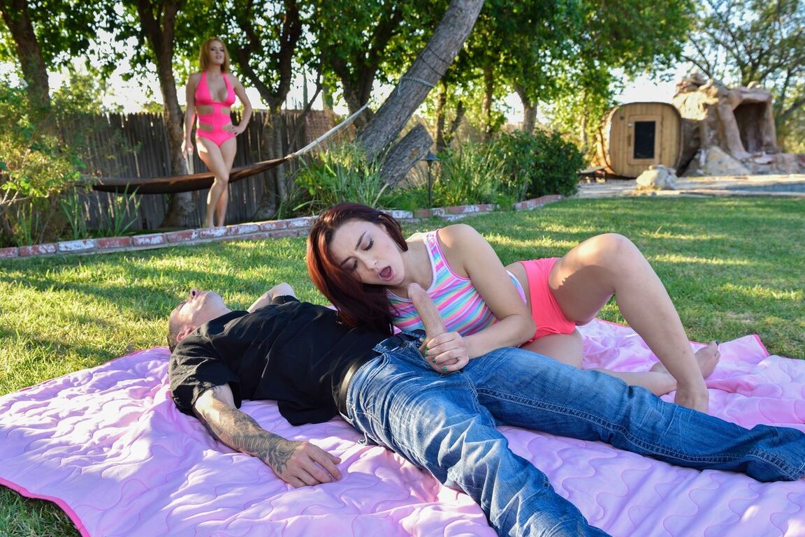 21P La MILF Crissy Lyn y la adolescente Mandy Muse hacen una mamada de garganta profunda en el parque