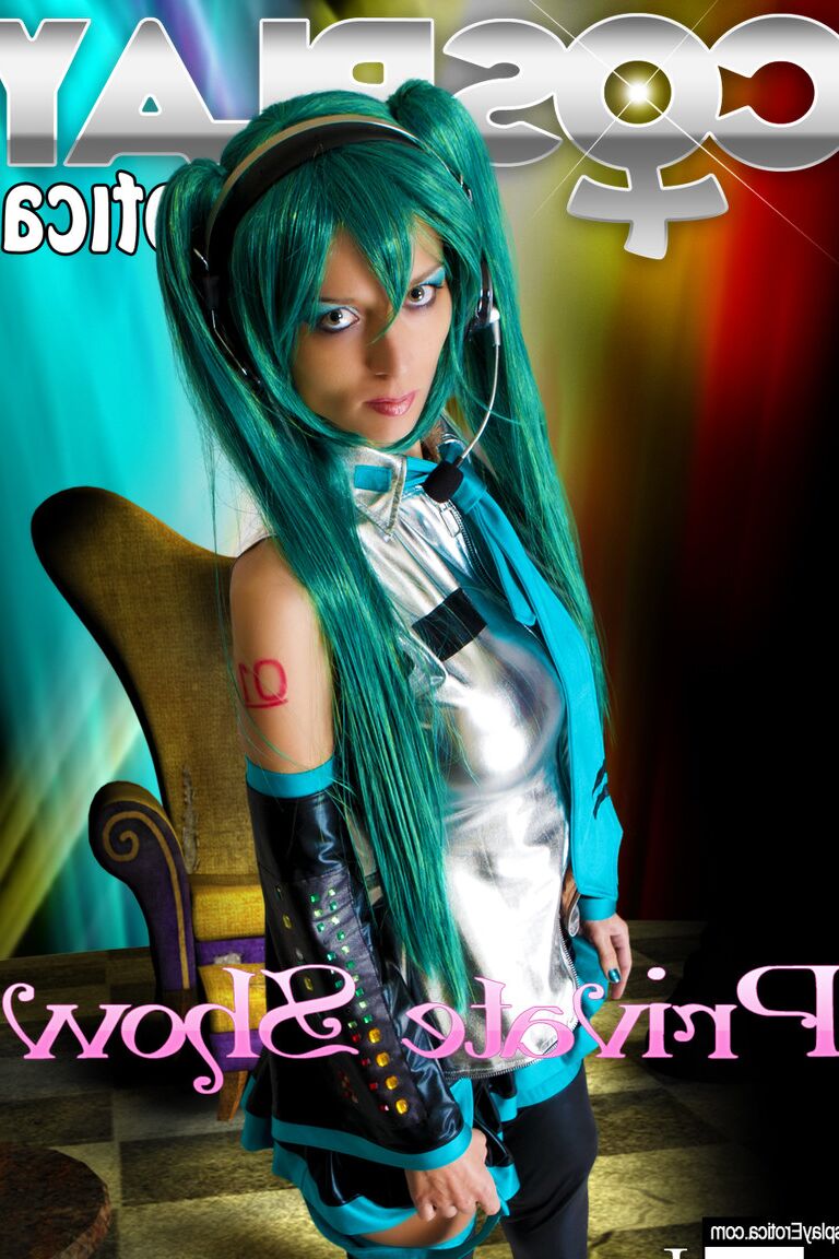 12P Garota gostosa trabalha seus peitos e buceta sem uma roupa de cosplay de Hatsune Miku