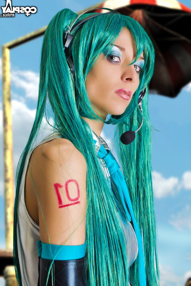 12P Garota gostosa trabalha seus peitos e buceta sem uma roupa de cosplay de Hatsune Miku