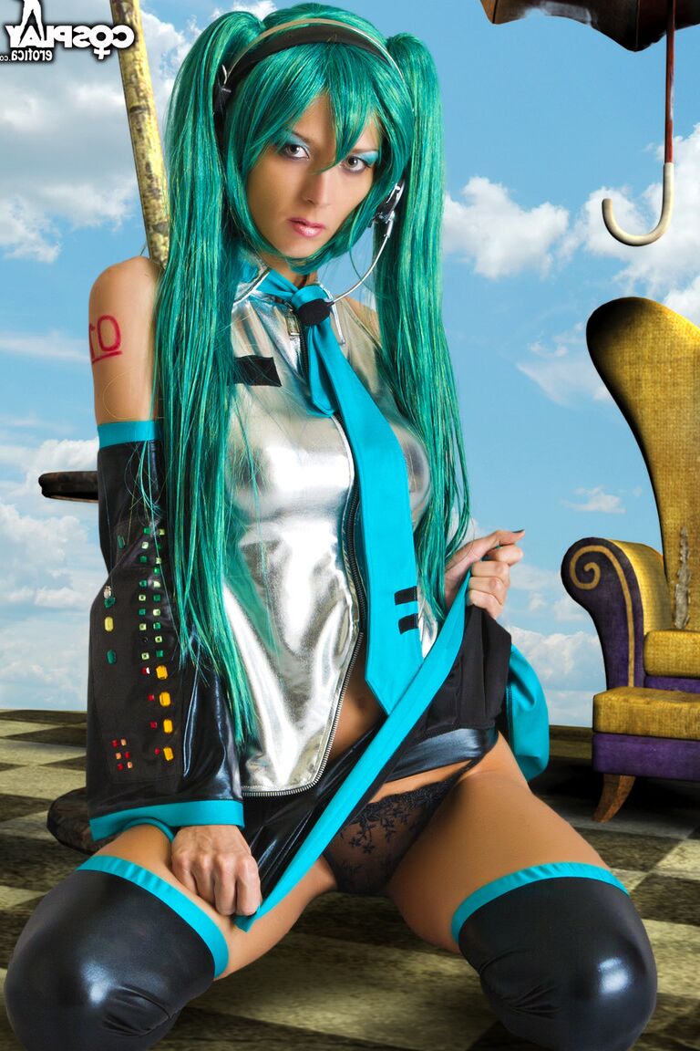 12P Garota gostosa trabalha seus peitos e buceta sem uma roupa de cosplay de Hatsune Miku