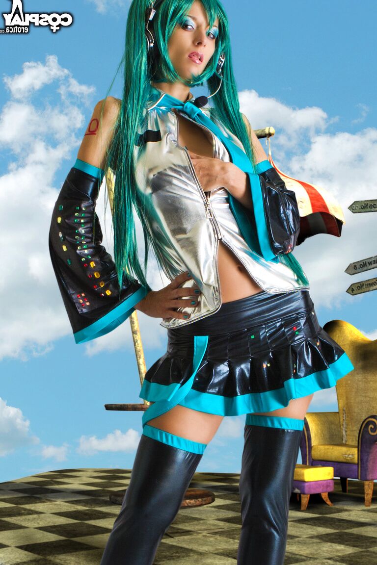 12P Garota gostosa trabalha seus peitos e buceta sem uma roupa de cosplay de Hatsune Miku