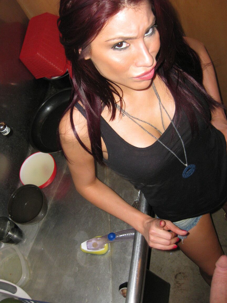 19P Sassy Latina Aleksa Nicole con tetas falsas chupa la polla