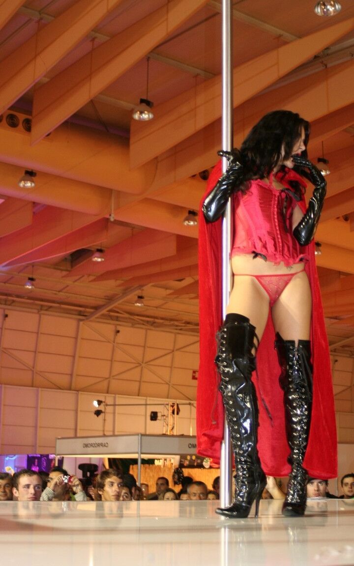 14P La strip-teaseuse brune Jessica Blue fait une fellation à un homme sur scène