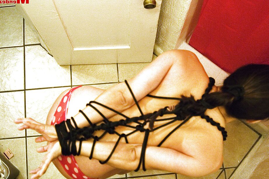 16P La modelo fetichista latina tetona Mónica Méndez atada con una cuerda en el baño