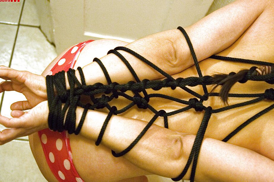 16P La modelo fetichista latina tetona Mónica Méndez atada con una cuerda en el baño