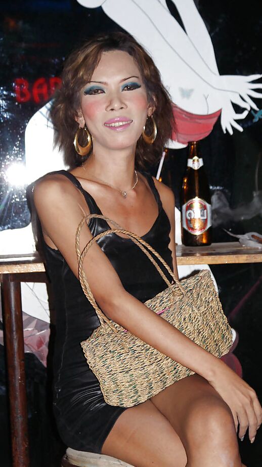 16P Candids transexuales asiáticas cachondas mostrando sus botas y tacones altos