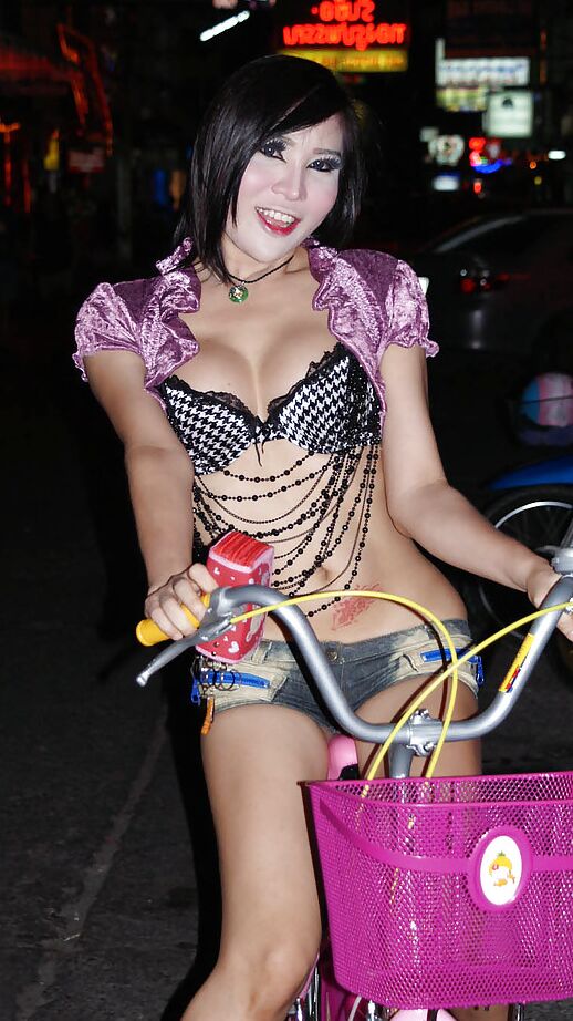 16P Candids transexuales asiáticas cachondas mostrando sus botas y tacones altos