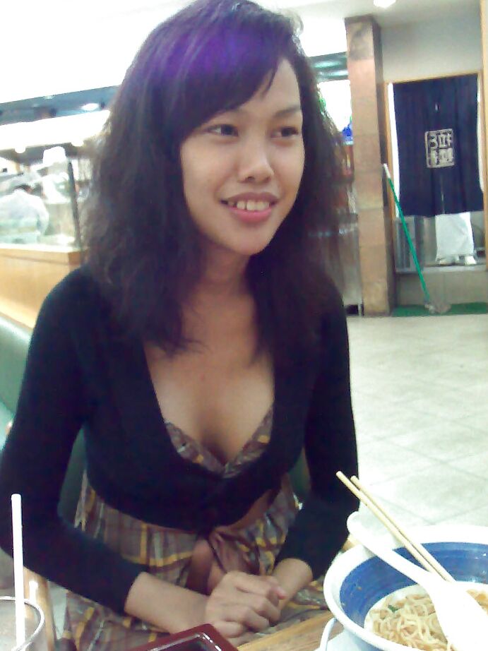 13P Candids, une jolie transsexuelle asiatique posant à l'extérieur et s'étalant en talons hauts