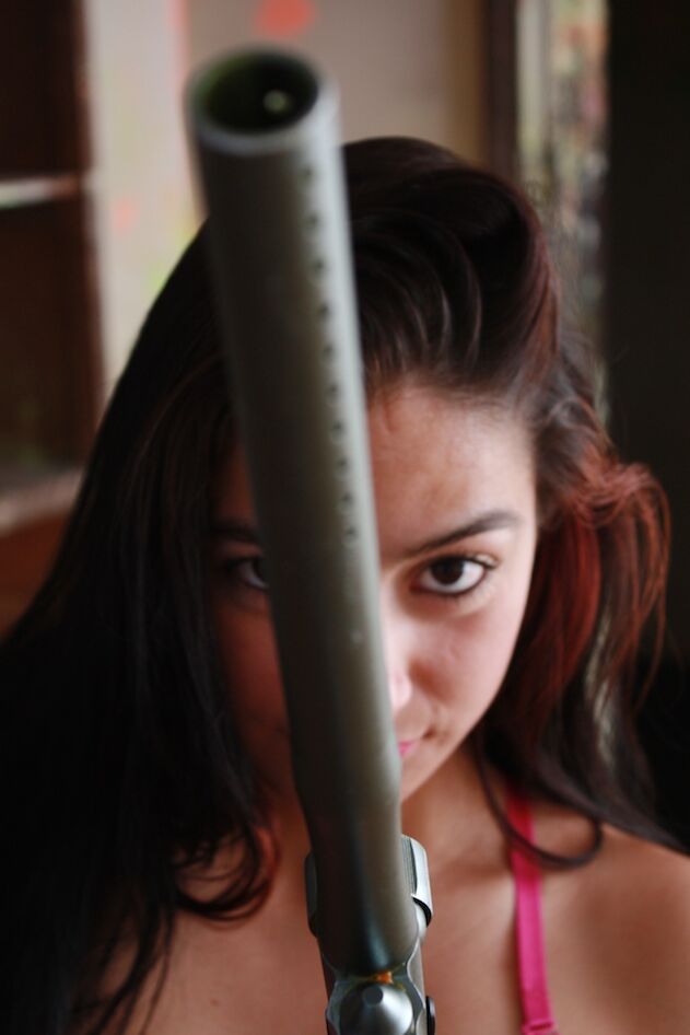 21P Die brünette Teenagerin Arelis Lopez spreizt ihre Beine, um ihre Latina-Muschi mit einer Paintballpistole zu spielen