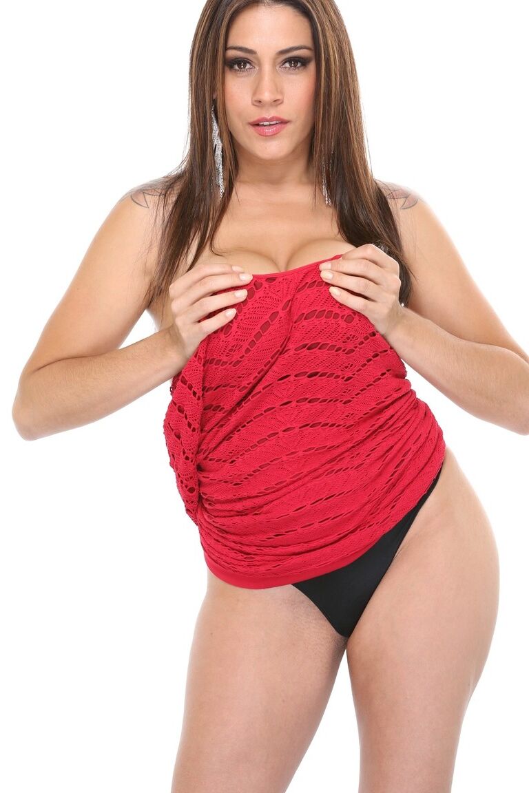 17P Morena MILF Raylene tira o vestido vermelho e expõe peitos enormes e bunda grande