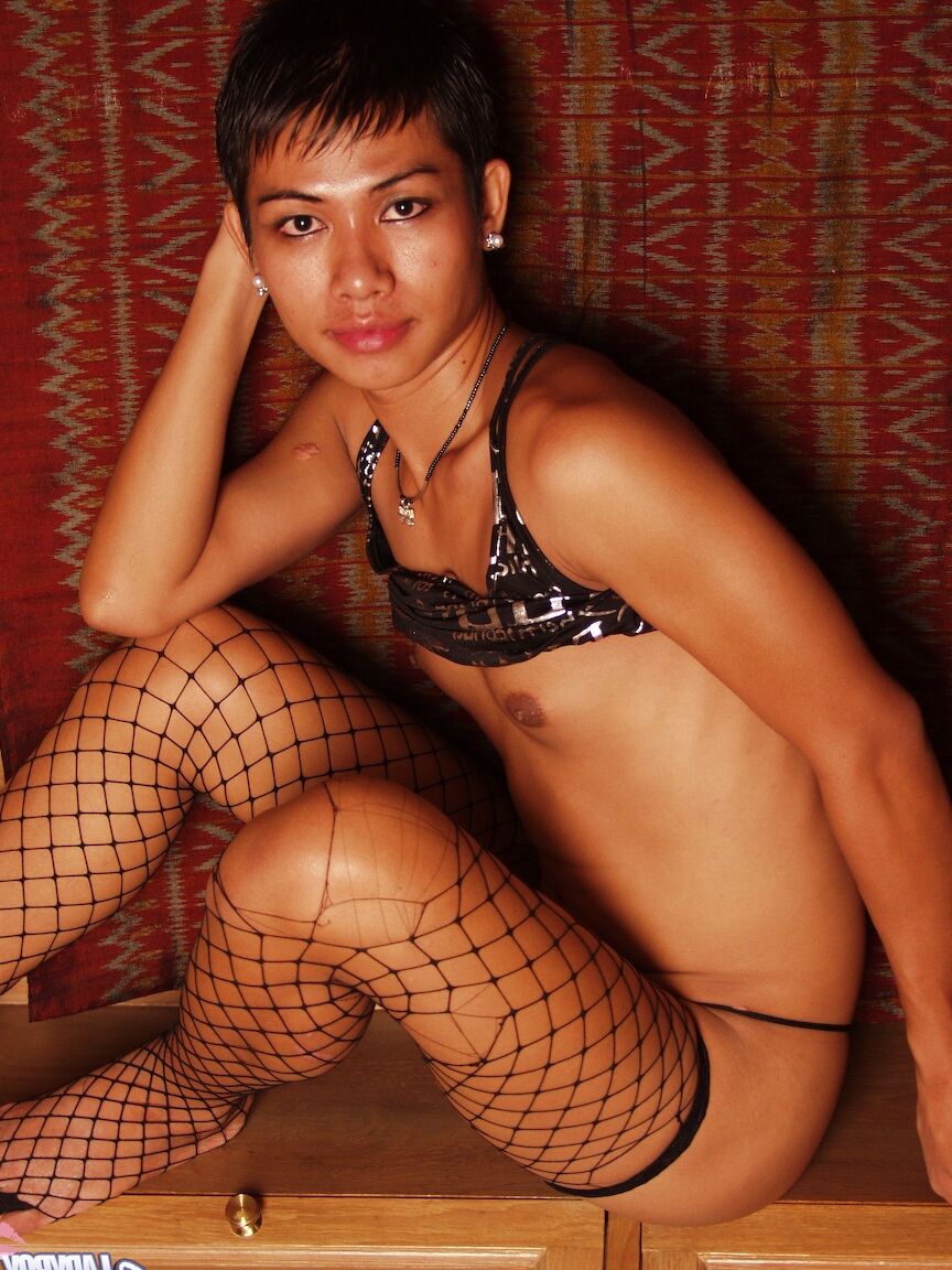 17P, la transexuelle asiatique Natalee caresse sa grosse bite avec des résilles noires