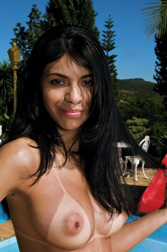 16P Latina peituda Victoria Venturinin posa nua perto da piscina ao ar livre