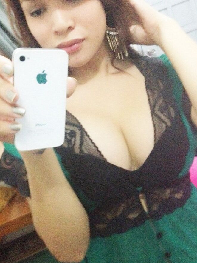 14P lindas fotos selfshot de garota asiática em topless com peitos grandes