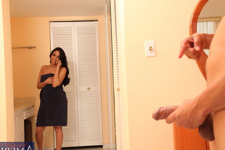 12P Hermosa latina tetona chupa una polla y tiene sexo caliente con un chico con una gran polla después de ella