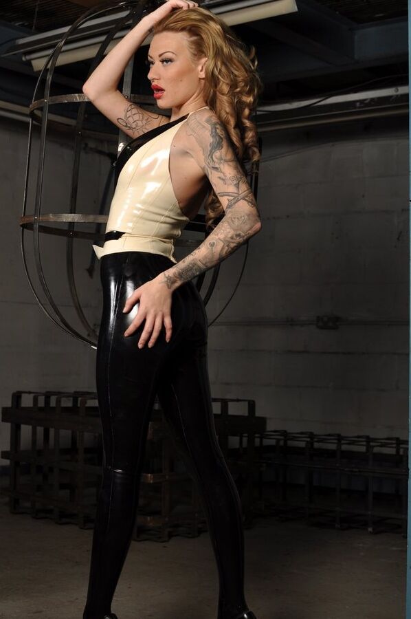 12P Latex Heaven Babe Tatuaje Sin Desnudos