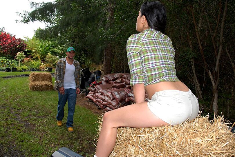 13P Latina-Landarbeiterin Ayana verführt einen Kollegen auf einem Strohballen