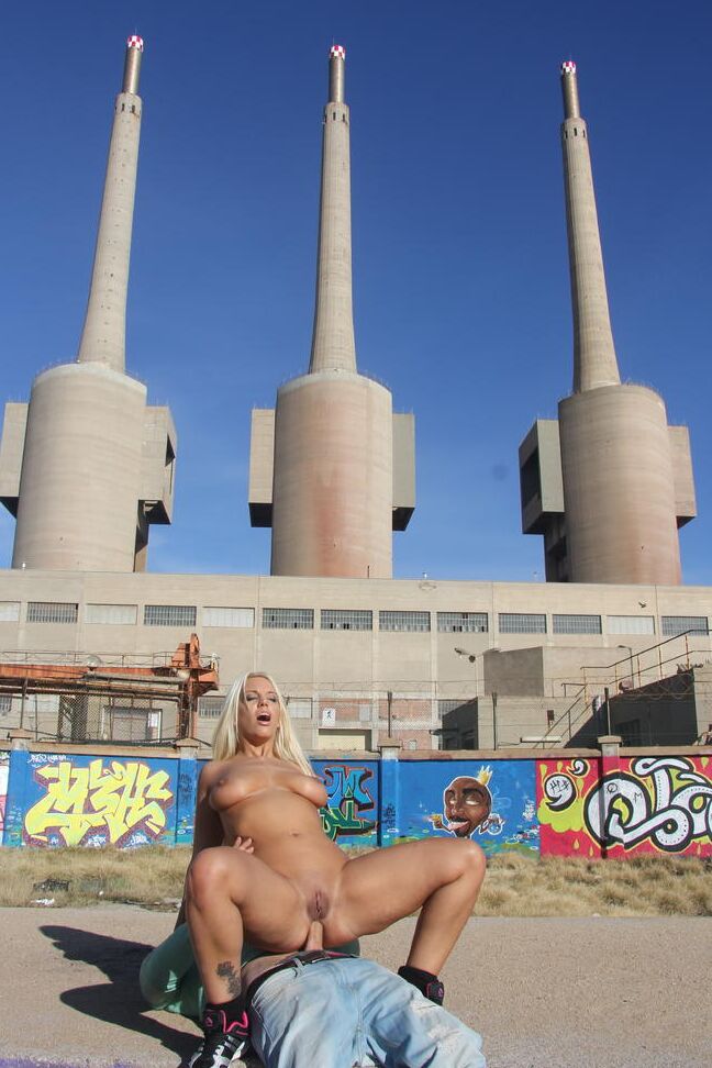 17P Sacanagem Latina Blondie Fesser se ajoelha nua ao ar livre para fazer sexo oral