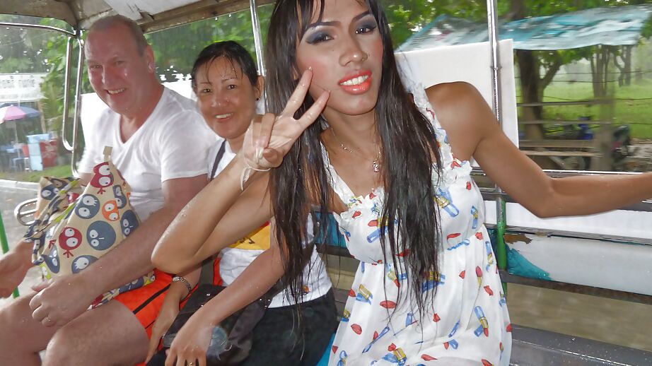 16P Magrinha morena Travesti Asiática Feliz se masturbando em público