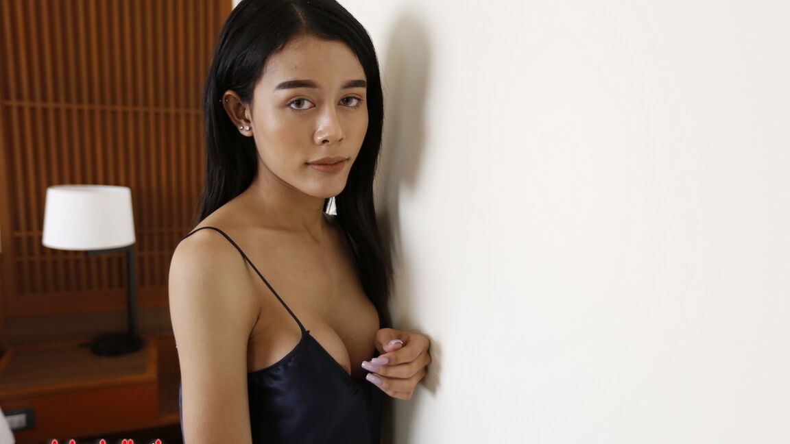 12P 20yo peituda tailandesa ladyboy faz um strip-tease para turista branco