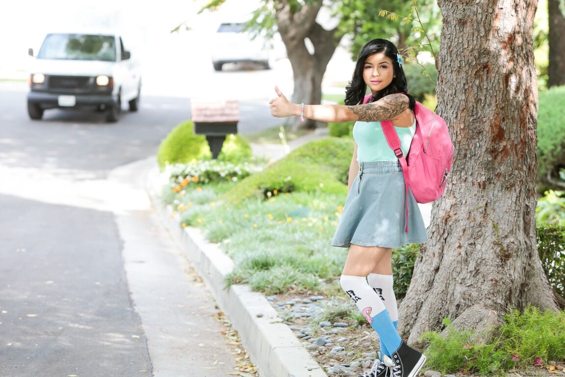 15P La jolie teen Sadie Pop ramassée dans la rue par Tommy Gunn pour du sexe hardcore