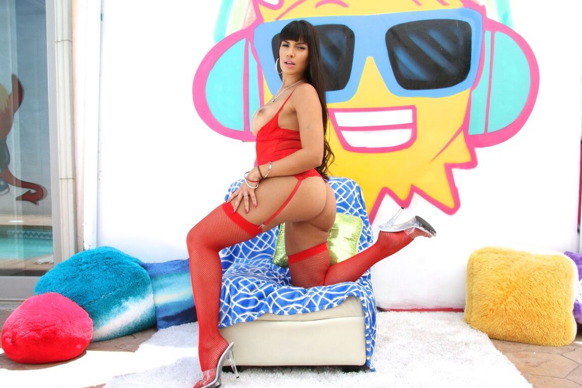 21P 曲線美のラティーナ ブルネットのメルセデス カレラがクローズアップで丸いお尻を見せています