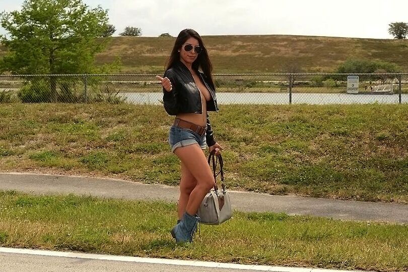 16P La desvergonzada Sofia Rivera adora posar desnuda en lugares públicos