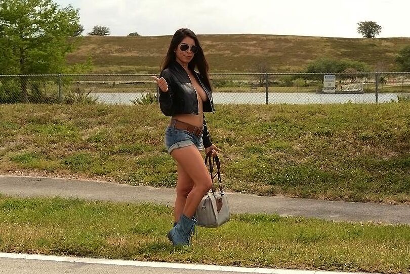 16P La desvergonzada Sofia Rivera adora posar desnuda en lugares públicos