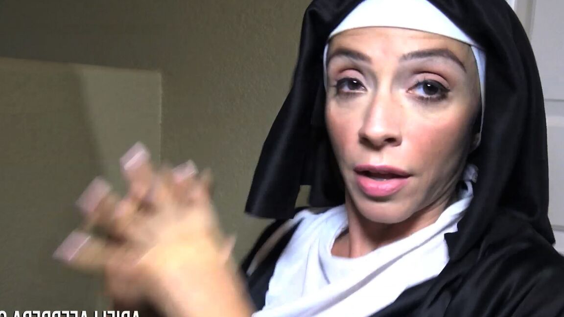 21P La monja traviesa Ariella Ferrera mama una polla dura