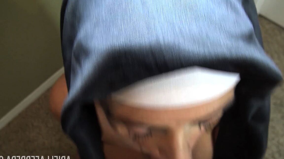 21P La monja traviesa Ariella Ferrera mama una polla dura