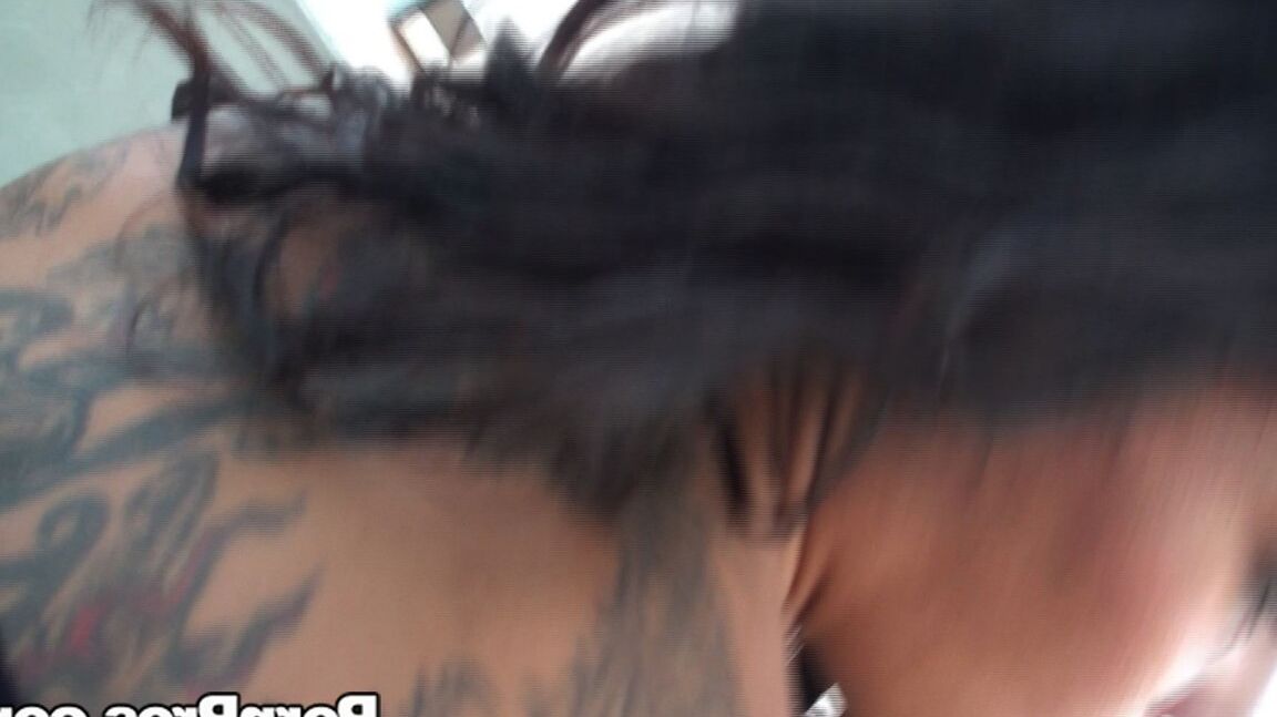 21P La salope latina tatouée Elena Heiress fait une pipe en POV en public