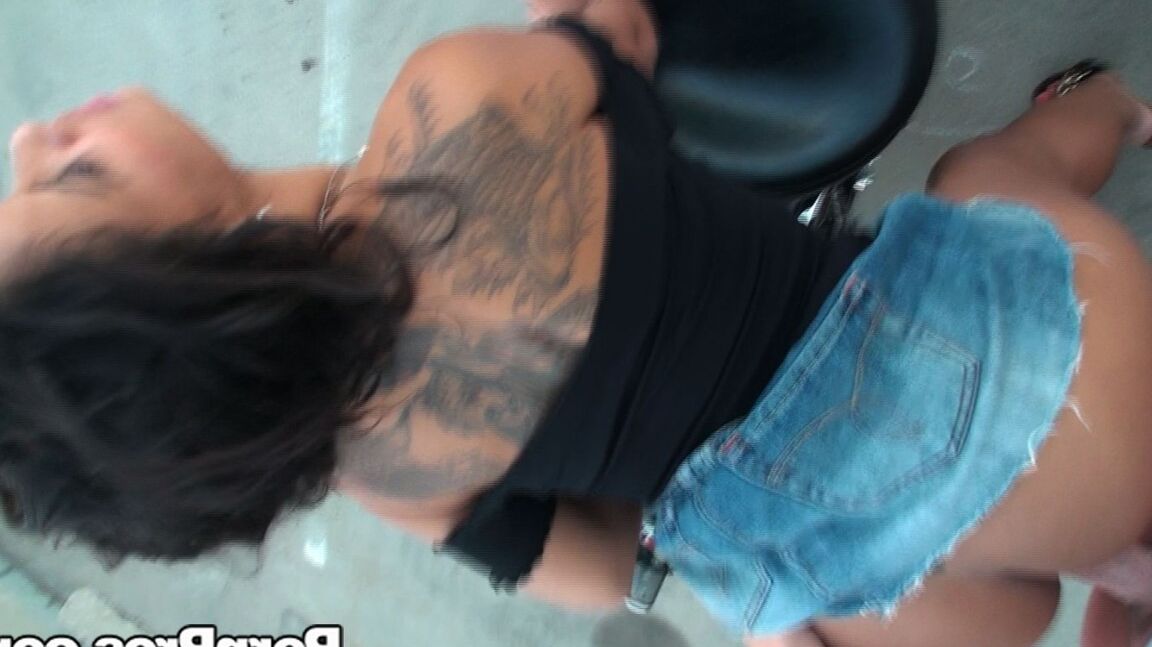 21P La salope latina tatouée Elena Heiress fait une pipe en POV en public