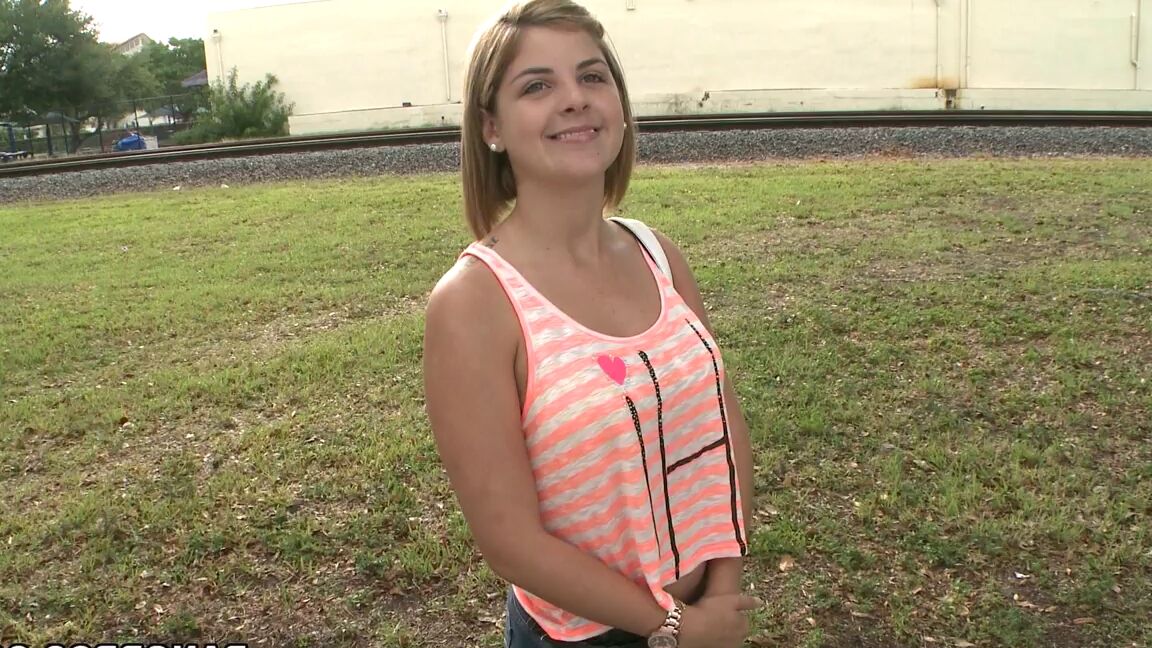 21P Adorável adolescente amadora Molly XXX se junta a estranhos em uma van
