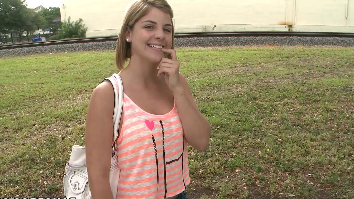 21P Adorável adolescente amadora Molly XXX se junta a estranhos em uma van
