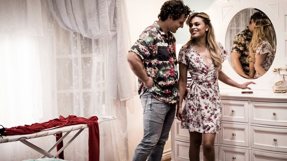 15P Loira suja adolescente latina Destiny Cruz faz sexo com o melhor amigo de seu namorado