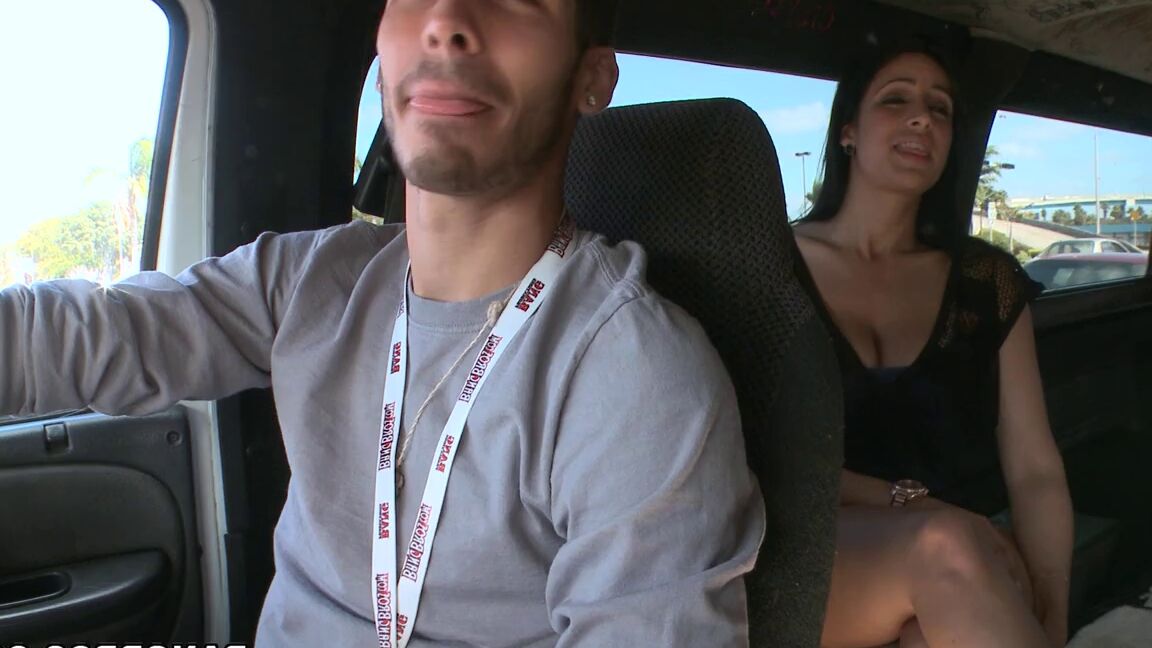 21P Latina de tirar o fôlego MILF Nadia Lopez se junta a estranhos em uma van