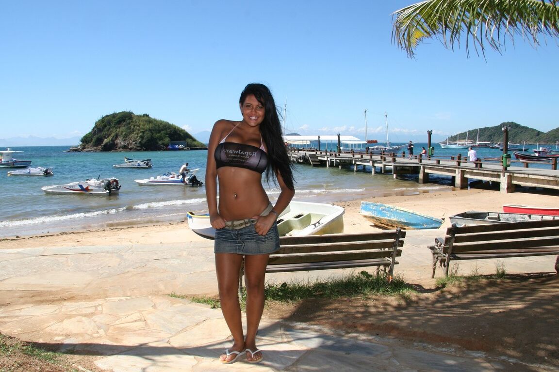 16P La belle Latina aux gros seins Babalu reçoit un énorme soin du visage bouche ouverte à la plage