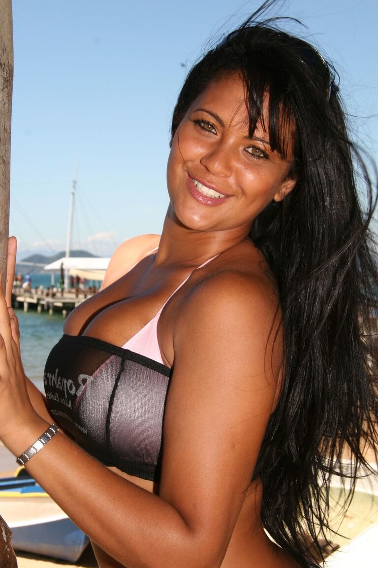 16P La belle Latina aux gros seins Babalu reçoit un énorme soin du visage bouche ouverte à la plage