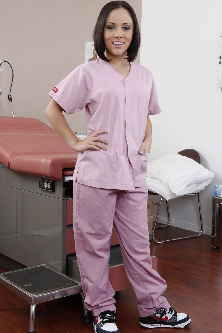 17P La joven doctora Christina Rose abre su coño en la mesa de exploración con calcetines hasta la rodilla