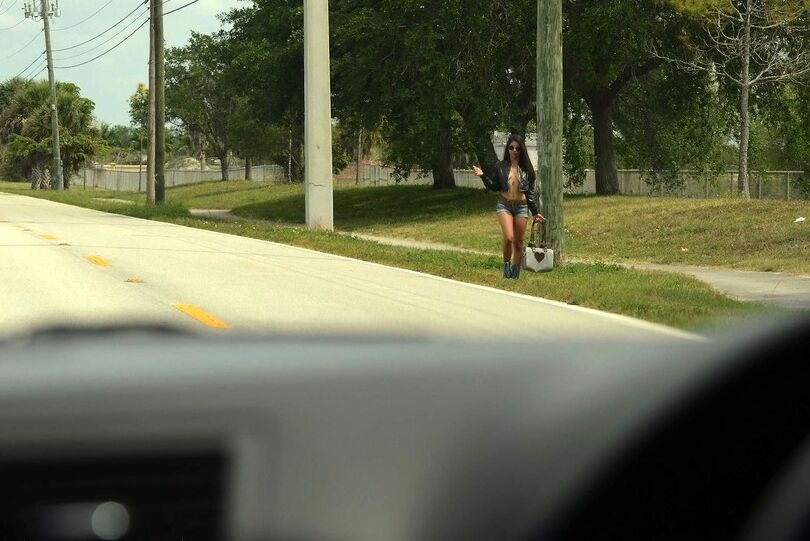 12P Big titted Latina gostosa pega carona de topless, chupa pau de estranhos e cavalga forte