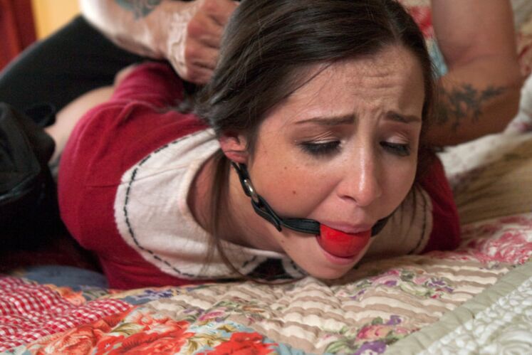 15P Brünettes Mädchen und ihre Stiefmutter werden vor dem Sex zu dritt gefesselt