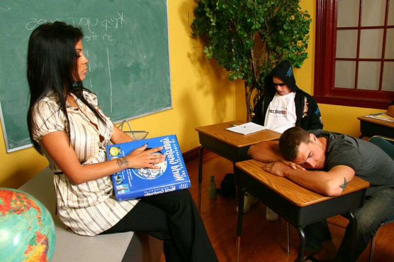 Alexis Amore, institutrice latina de 21P, s'efforce de séduire l'un de ses élèves