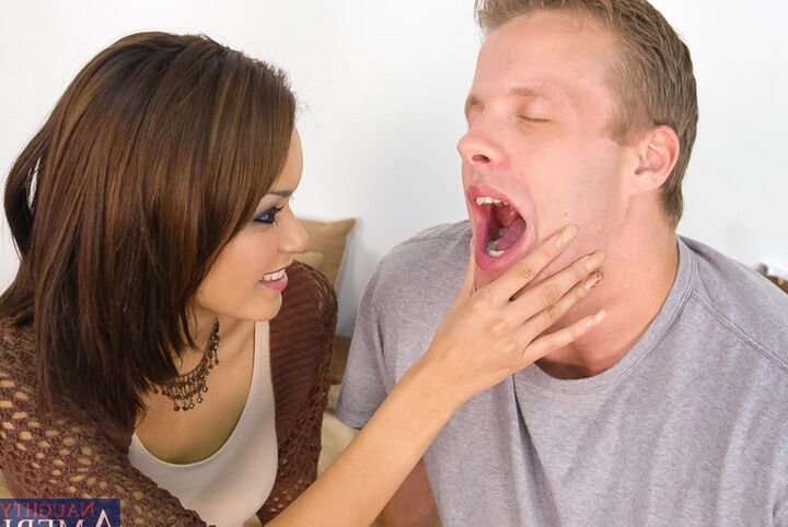 11P La linda latina Daisy Marie seduce y se folla al hermano de su novia